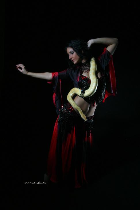 maiiah07.jpg Serpent dancer Maiiah from Connecticut, Photographer Steward Noack, House of Indulgence, www.thehouseofindulgence.com